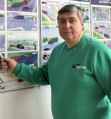 Олег Олександрович, інструктор на автоматі